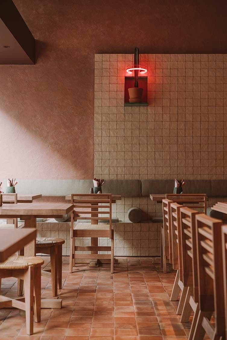 Café aux murs terracotta, mobilier bois