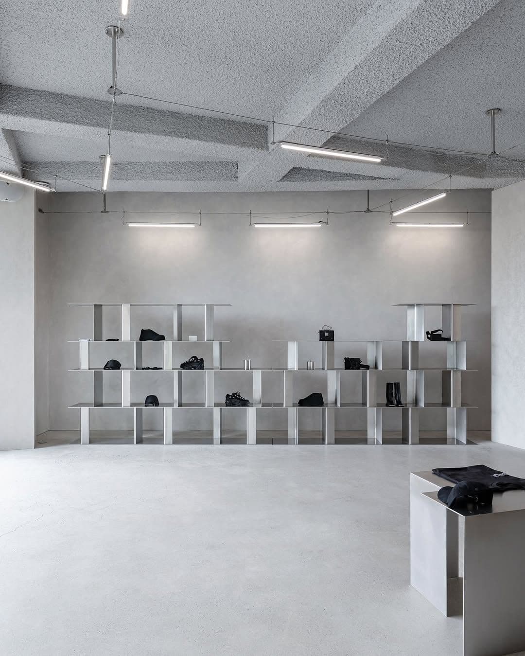 Plateau aux tons gris, structure apparente